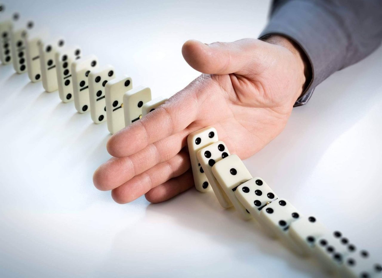Detener el efecto dominó: la mano previene el fracaso