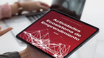 Una persona sostiene una tablet con la portada del calendario de actividades en ecosistema de emprendimiento
