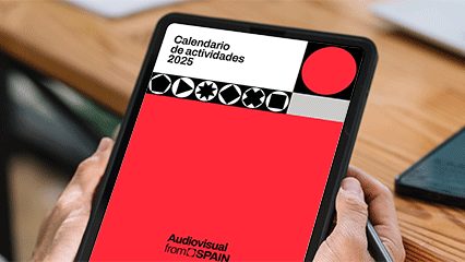 Una persona sostiene una tablet donde visualiza el calendario ICEX para el sector de tecnología sanitaria 2025