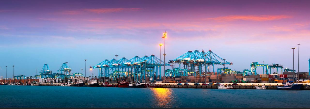 Miles de contenedores marítimos están apilados en un puerto de una ciudad costera