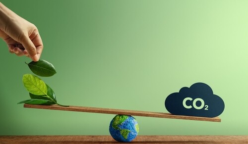 Balanceo del Globo entre una hoja verde y CO2.  Preocupación por el medio ambiente