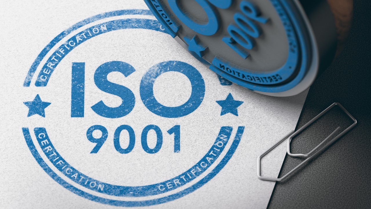 Se estampa un sello azul con el estampado del certificado ISO 9001