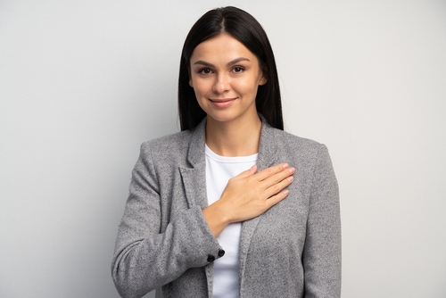 Retrato de una mujer de negocios seria y responsable, prometiendo ser honesta, diciendo la verdad 