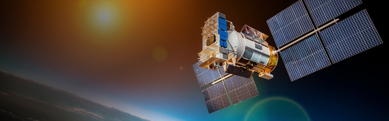 Imagen de un satélite en el espacio. Representa las oportunidades de negocio que puedes encontrar en el sector aeroespacial gracias a la feria Space Tech Expo 2023