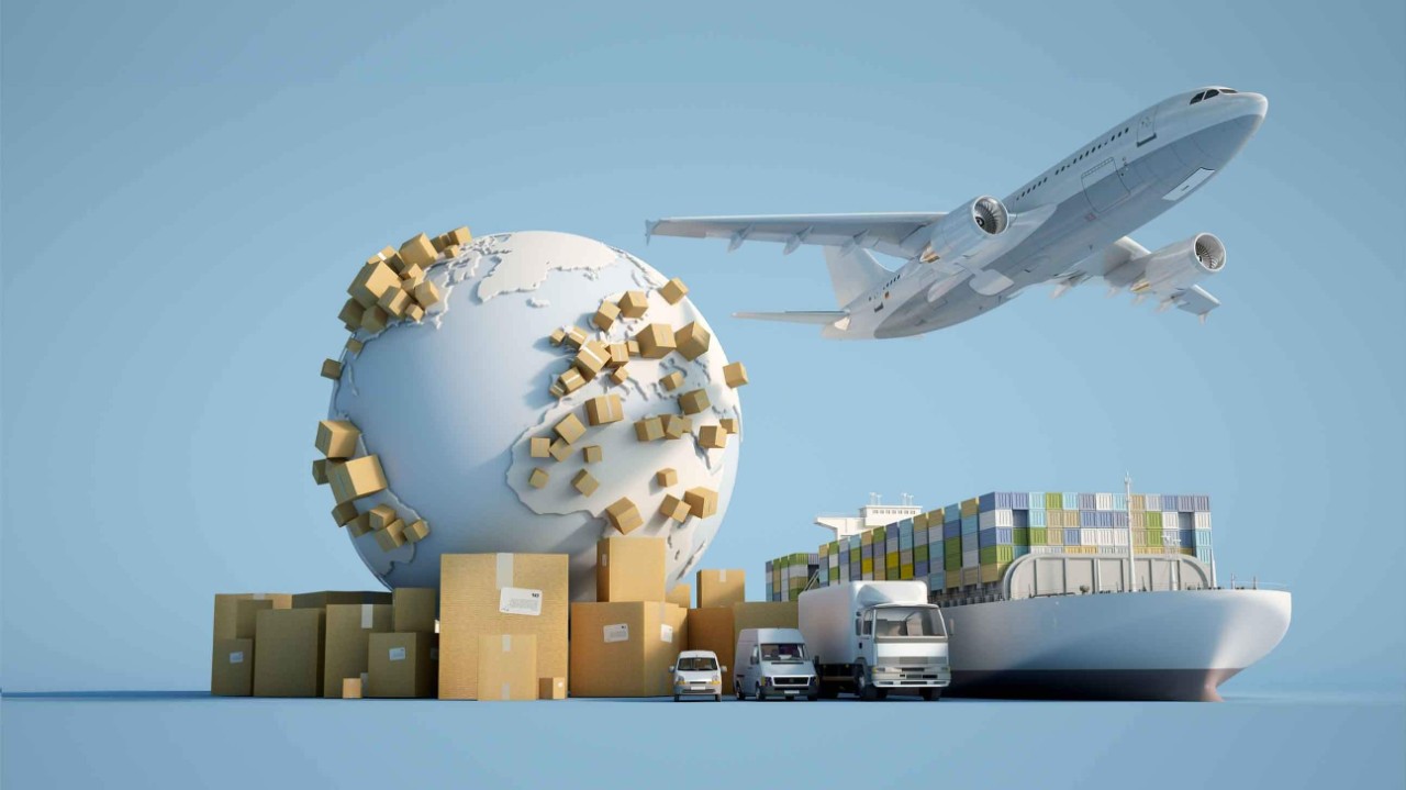 Una bola del mundo, varias cajas de mercancías, un avión y un buque transportando contenedores marítimos