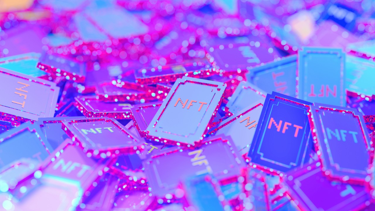 Fichas de NFT con un filtro morado y azul