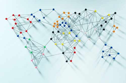 Mapa mundial con varias conexiones marcadas 