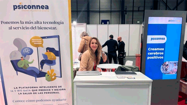 Una chica sale atendiendo al público en el stand de Psiconnea en eMerge Américas