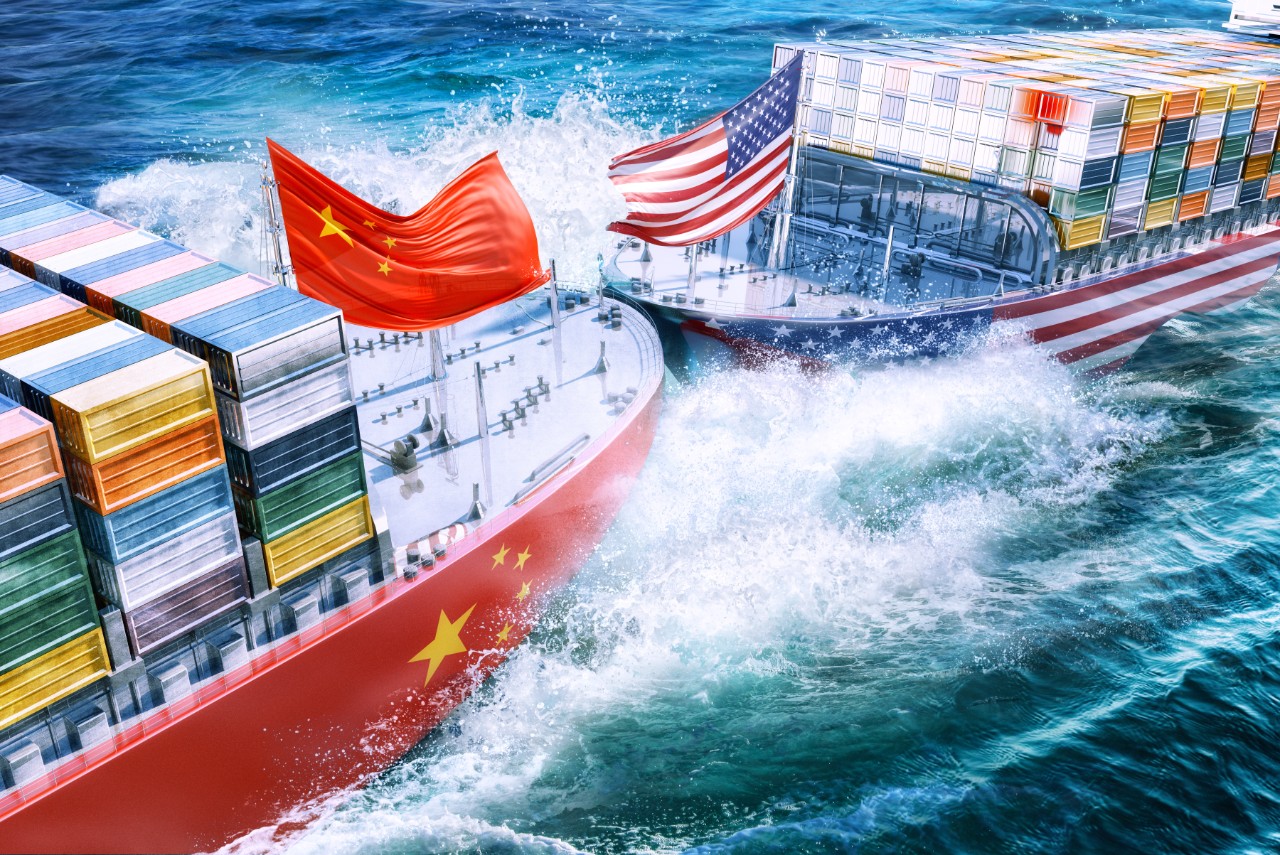 Un buque con la bandera china que transporta mercancías choca contra otro buque similar con la bandera estadounidense