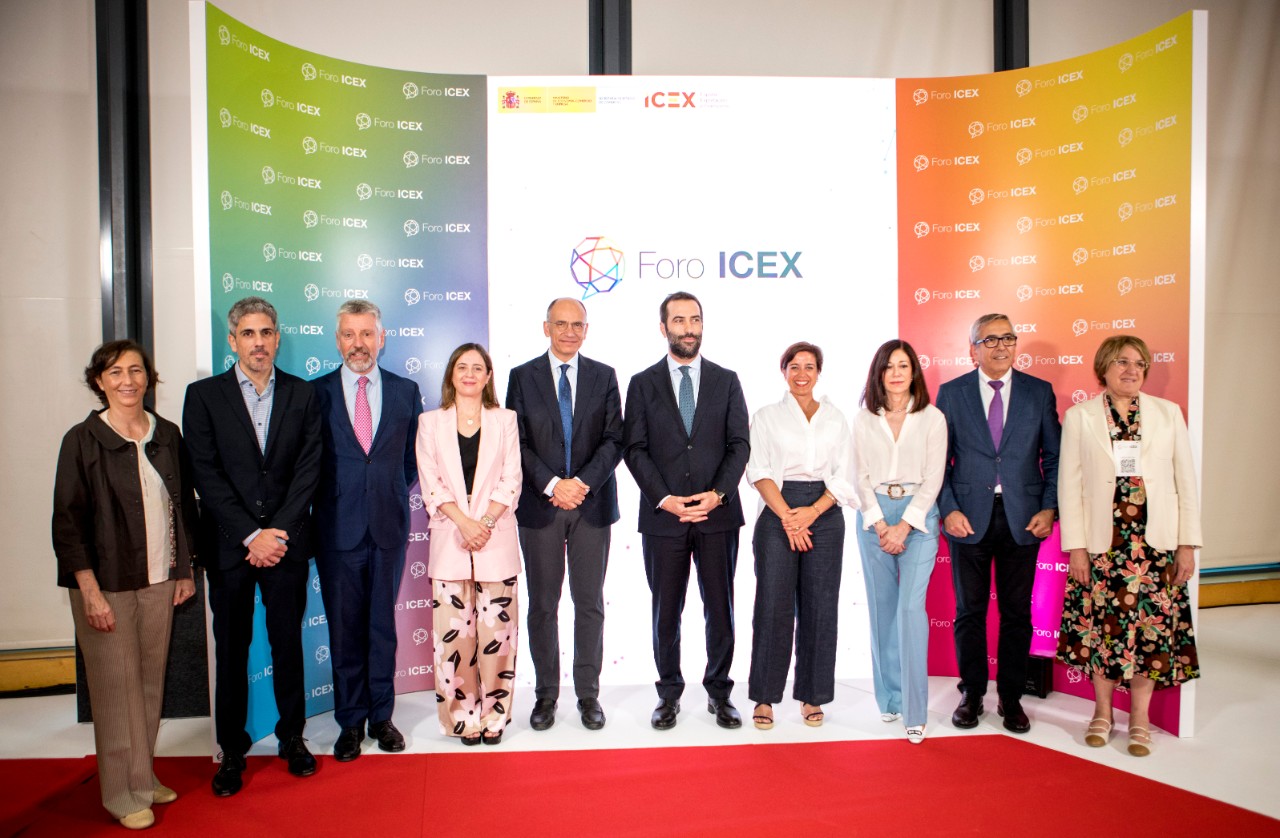 personas de pie delante de un cartel que pone Foro ICEX