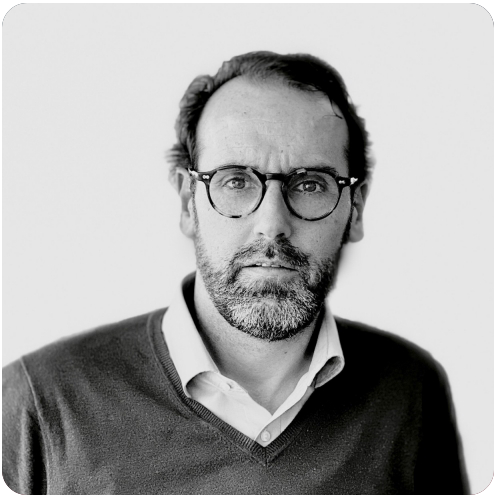 Hombre con gafas y barba