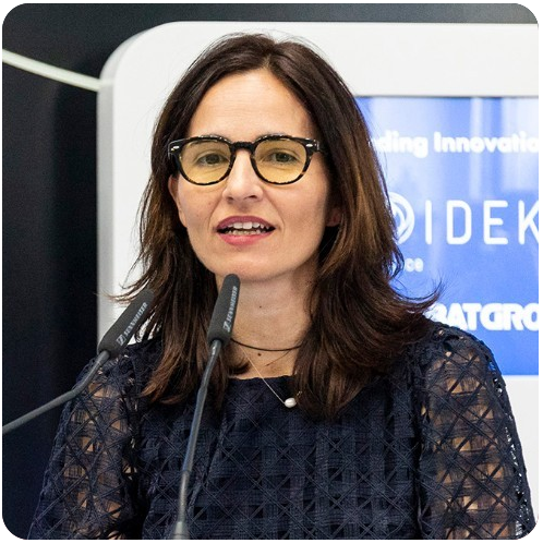 mujer con pelo largo y gafas negras