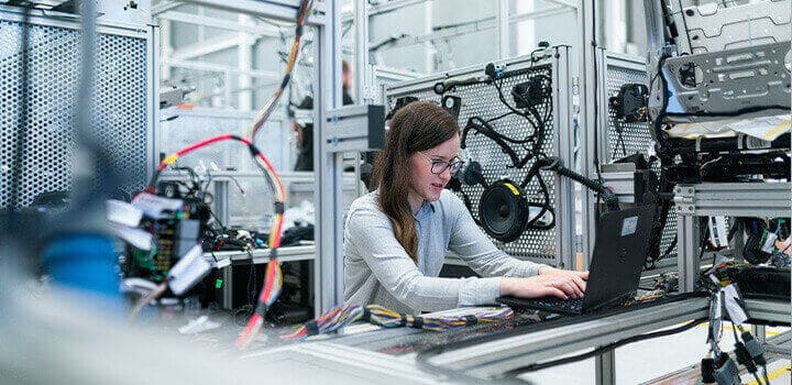 Una mujer escribe en un ordenador en un taller tecnológico. Su objetivo: exportar tecnología a Reino Unido