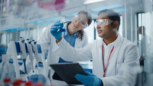 Dos científicos elaboran un producto químico. Conoce los requisitos para exportar productos químicos a Gran Bretaña