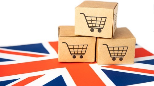 Tres cajas de mercancías sobre la bandera de Reino Unido.
