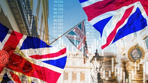 Bandera de Reino Unido junto a monedas de libras esterlinas y una imagen de Londres de fondo. 