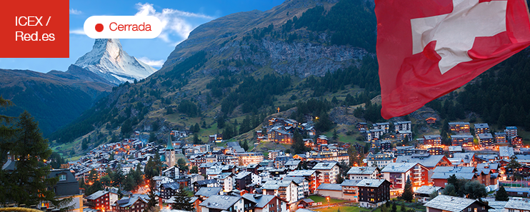 La convocatoria está cerrada. Paisaje de un pueblo de Suiza junto al lago y el monte de fondo