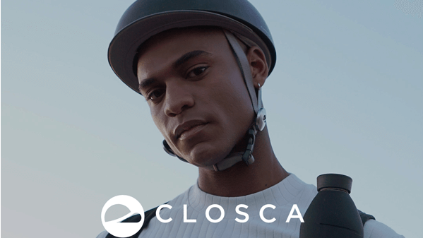 Un hombre lleva un casco de bicicleta. Closca. Inspire change.