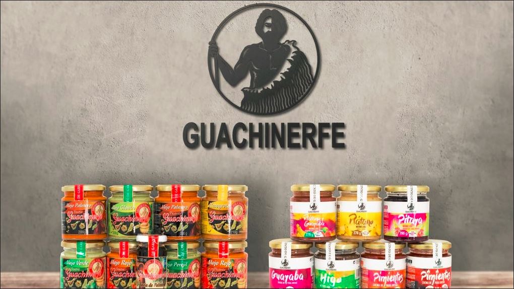 Varios botes de salsa Mojo Picón con el logo de Mojos Guachinerfe de fondo