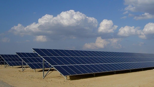 Un paisaje con paneles solares en el suelo