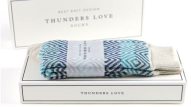 Caja blanca de Thunder Love con unos calcetines azules