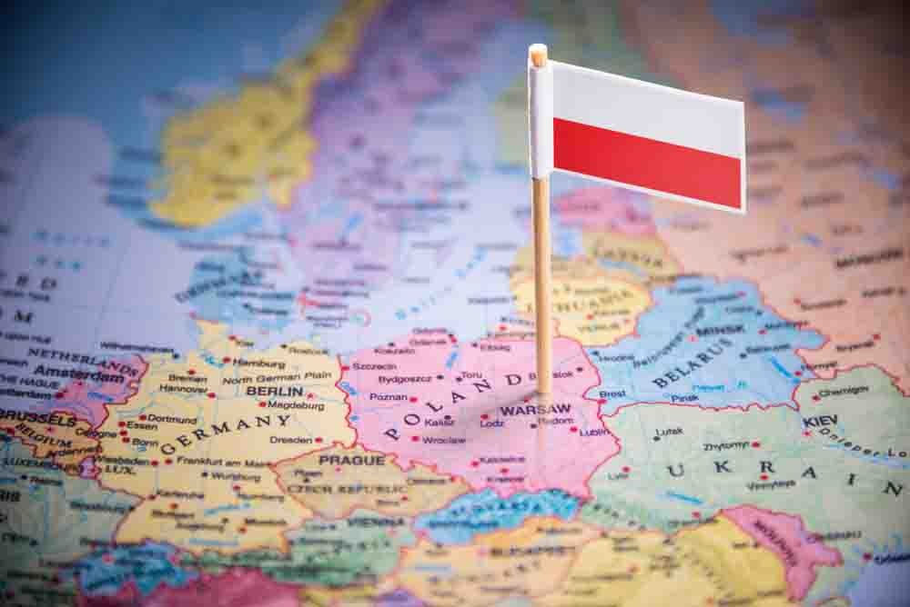 Mapa político europeo en el cual aparecen varios países y se ve Polonia señalado con un palillo que tiene la bandera de Polonia en la parte superior