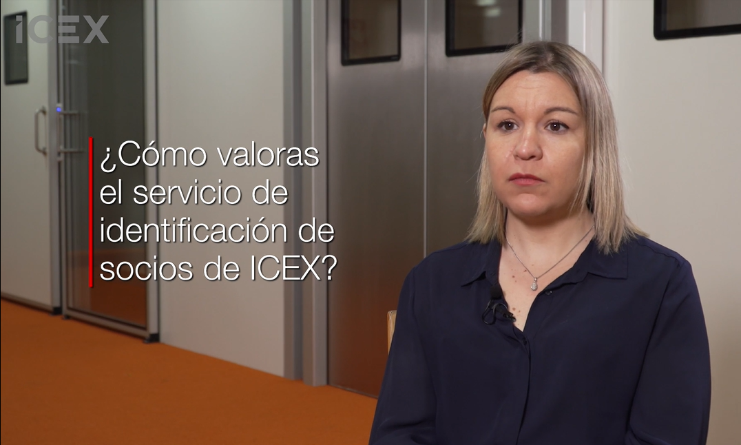 Plano medio de una mujer con pelo rubio y camisa azul