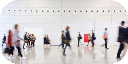 Varias personas caminan en una sala de un aeropuerto