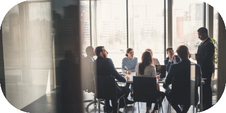 Varias personas participan en una reunión de negocios dentro de un despacho