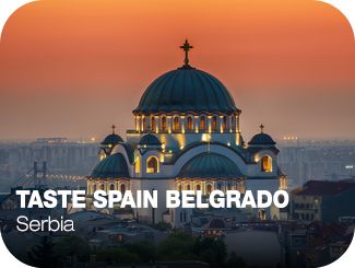 Taste Spain Belgrado. Serbia. Al fondo una iglesia ortodoxa con una cruz en lo alto, una cúpula central y varias cúpulas alrededor