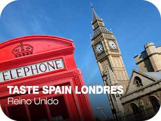 Taste Spain Londres. Reino Unido. Una cabina de teléfono roja típica de Reino Unido, y a la derecha el Big Ben y otro edificio