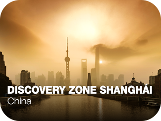 Discovery Zone Shanghái - China. De fondo está el skyline de Shanghái detrás de un río